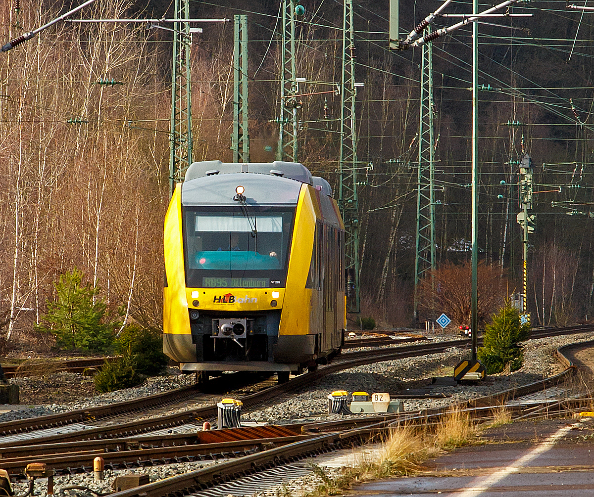 
Hier das gleiche Bild wie zuvor ( http://hellertal.startbilder.de/bild/deutschland~unternehmen~hlb-hessische-landesbahn-2/405793/der-vt-209-95-80-0640.html ), jedoch als enger Bildausschnitt....

Der VT 209 (95 80 0640 109-4 D-HEB) ein  Alstom Coradia LINT 27 der HLB (Hessische Landesbahn),  ex VT 209 der Vectus, erreicht nun bald (31.01.2015), als RB 95  Sieg-Dill.Bahn  Au/Sieg - Siegen - Dillenburg, den Bahnhof Betzdorf/Sieg.