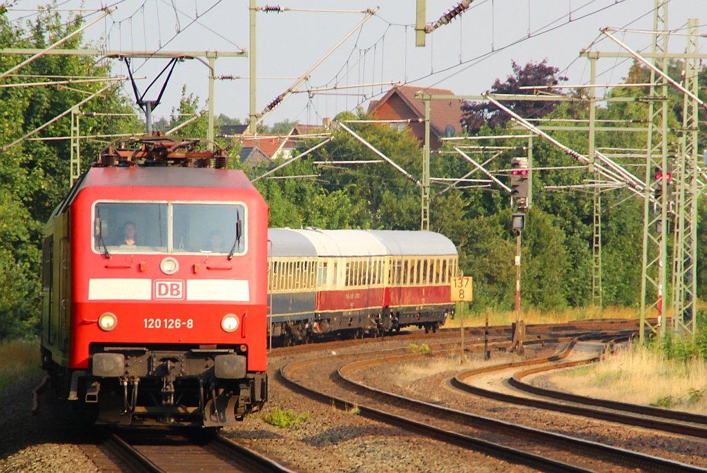 Hier hat der IC 2410 aus Köln Einfahrt in Schleswig, Zuglok war die 120 126-8. Schleswig 27.07.2012