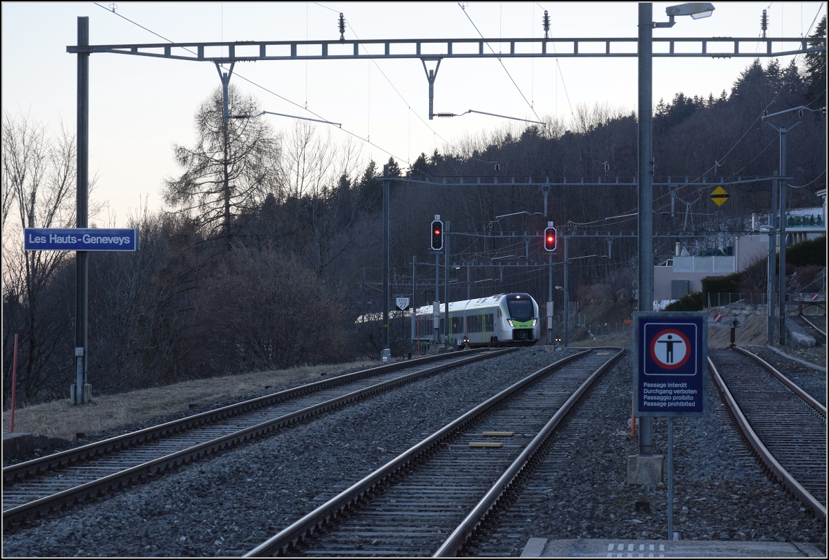 Hier kommt schon der Mika RABe 528 104 nach Les Hauts-Geneveys. Februar 2022.