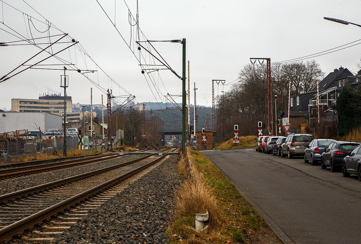 Hier kurz vor dem Bahnhof Siegen-Weidenau bei ca. Km 104 laufen die Strecken zusammen, links die Ruhr-Sieg-Strecke (KBS 440) und rechts die von Gießen kommende Dillstrecke (KBS 445). 

Wobei sich die Dillstrecke Siegen Ost Gbf kurz vor dem Giersbergtunnel teilt, Namensgeber ist der 358 Meter hohe Giersberg im östlichen Stadtgebiet Siegen. Dieser wird in zwei getrennten Röhren durchquert. Zum einen führt die zweigleisige Strecke 2800 Hagen Hbf–Haiger (Länge der Röhre 699 Meter) zwischen Siegen-Weidenau (hier rechts im Bild) und Siegen Ost Gbf und zum anderen die eingleisige Strecke 2881 zwischen Siegen und Siegen Ost Gbf (Länge der Röhre 732 Meter).

So sind durch dieses Gleisdreieck auch gut Zugdrehungen (Drehfahrten) möglich. Bei Gleisbaumaschinen muss z.B. die Arbeitsrichtung stimmen, oder Reisezüge sin im „umgekehrter Reihung“. 