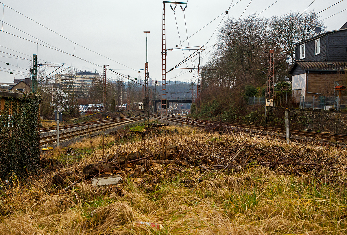 Hier kurz vor dem Bahnhof Siegen-Weidenau bei ca. Km 104 laufen die Strecken zusammen, links die Ruhr-Sieg-Strecke (KBS 440) vom Hbf Siegen nach Hagen und rechts die von Gießen kommende Dillstrecke (KBS 445). Hinten unter der Brücke hindurch kann man den Bahnhof Siegen-Weidenau erahnen.

Wobei sich die Dillstrecke Siegen Ost Gbf kurz vor dem Giersbergtunnel teilt, Namensgeber ist der 358 Meter hohe Giersberg im östlichen Stadtgebiet Siegen. Dieser wird in zwei getrennten Röhren durchquert. Zum einen führt die zweigleisige Strecke 2800 Hagen Hbf–Haiger (Länge der Röhre 699 Meter) zwischen Siegen-Weidenau (hier rechts im Bild) und Siegen Ost Gbf und zum anderen die eingleisige Strecke 2881 zwischen Siegen und Siegen Ost Gbf (Länge der Röhre 732 Meter).

So sind durch dieses Gleisdreieck auch gut Zugdrehungen (Drehfahrten) möglich. Bei Gleisbaumaschinen muss z.B. die Arbeitsrichtung stimmen, oder Reisezüge sin im „umgekehrter Reihung“.

Betrieblicher Aspekt:
Derzeit wird der zweigleisige Abschnitt der Dillstrecke zwischen Siegen Ost Gbf und Siegen-Weidenau nur vom Güterverkehr befahren. Bis zu ihrer Einstellung im Jahr 2002 fuhren über die zweigleisige Tunnelstrecke regelmäßig Interregio-Züge der Linie 22 (Münster-Frankfurt am Main), so war der Bahnhof Siegen-Weidenau der Fernbahnhof in Siegen. Ab Dezember 2021 ist diese Relation ist ab Dezember 2021 als Intercity-Linie 34 wieder eingeführt worden, jedoch mit Bedienung vom Siegen Hbf und Nutzung der eingleisigen Röhre des Giersbergtunneles. Durch die Bedienung vom Hbf Siegen muss der Zug jedoch im Hbf Kopf machen (es folgt ein Fahrtrichtungswechsel) und der Lokführer muss den Führerstand, zwischen Lok und Steuerwagen, wechseln. 
