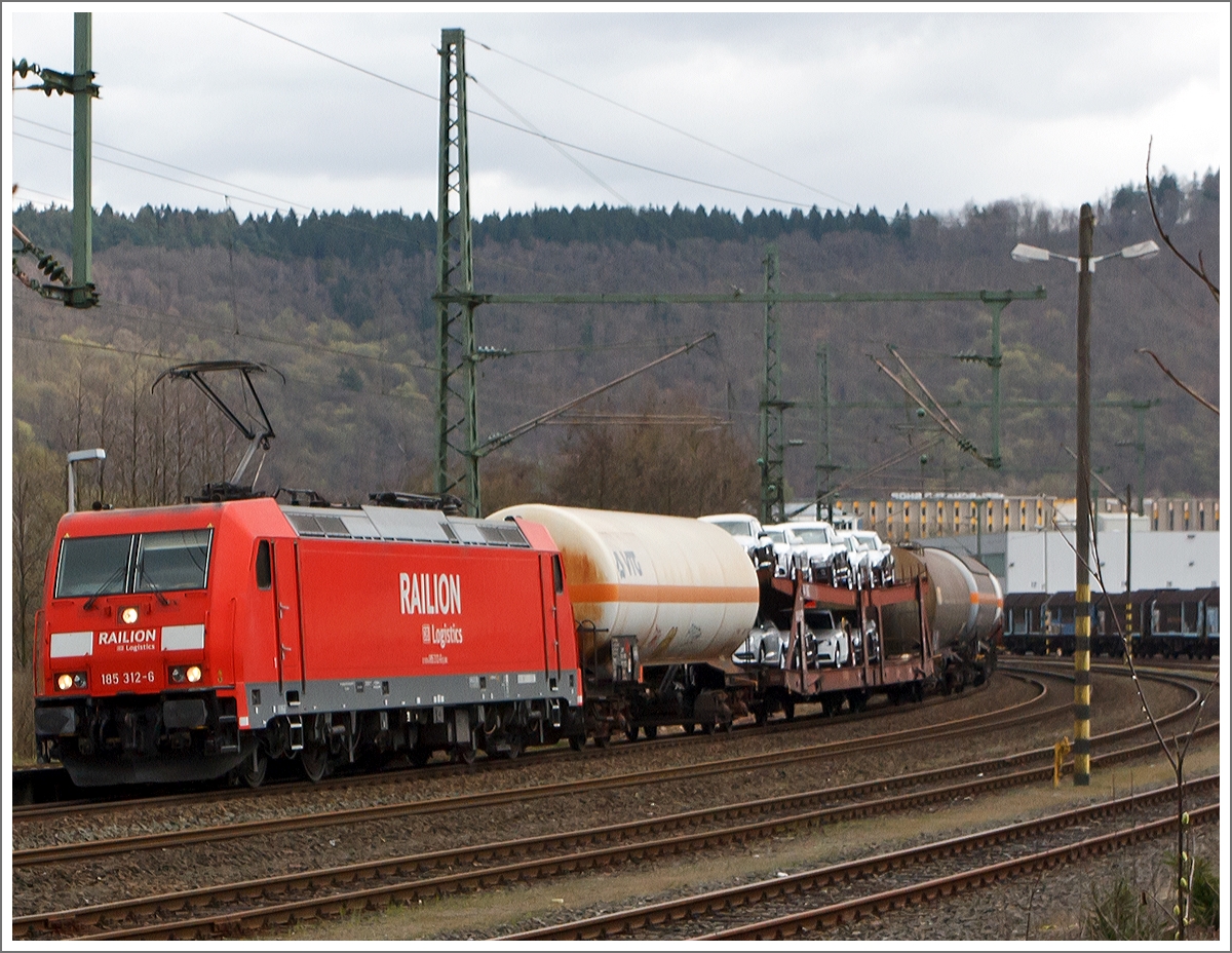 Hier musste ich mich beeilen um sie vor die Linse zubekommen...........
Die 185 312-6  der DB Schenker Rail Deutschland AG zieht am 22.03.2014 einen gemischten Güterzug bei Scheuerfeld/Sieg in Richtung Köln. 

Die Bombardier TRAXX F140 AC2  (BR185.2) wurde 2007 bei Bombardier in Kassel unter der Fabriknummer 34180 gebaut. Sie trägt (z.Z. der Aufnahme) die NVR-Nummer 91 80 6185 312-6 D-DB.
