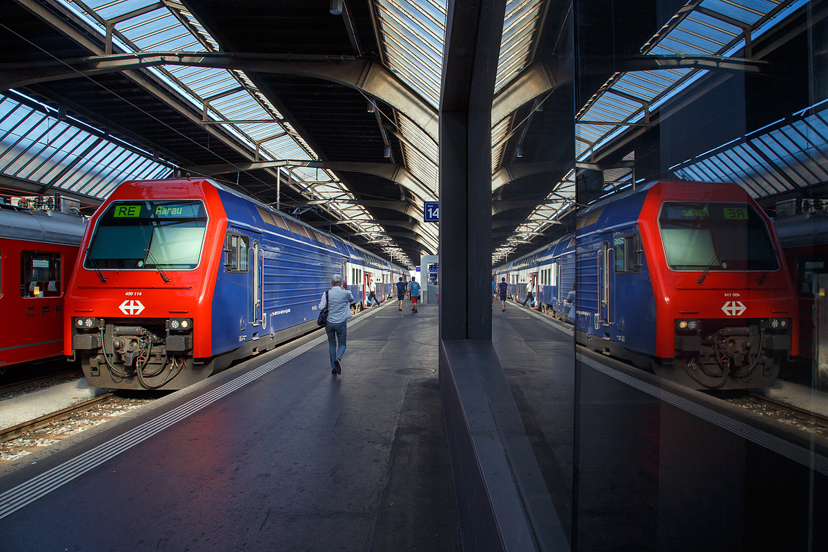 Hier noch einmal und gleich zweimal die SBB Re 450 114-4   Dänikon  (91 85 4 450 114-4 CH-SBB) am 06.Juni 2015 mit einen Doppelstock-Pendelzug der Zürcher S-Bahn als RE nach Aarau in Zürich HB.