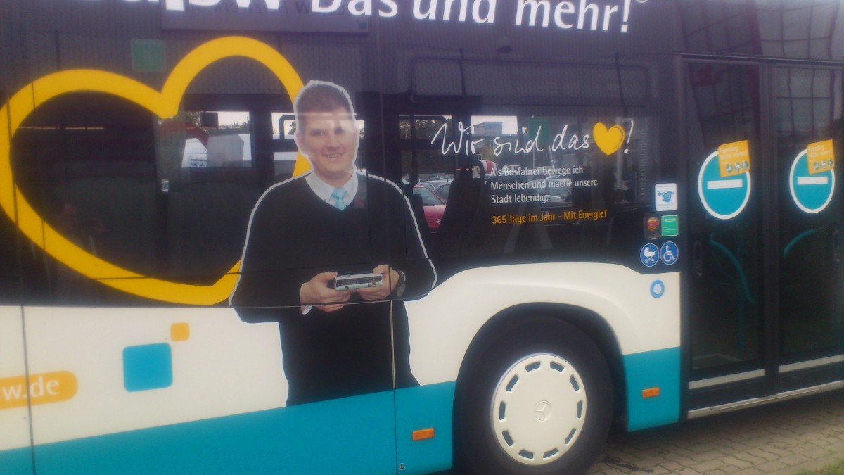 .....hier noch die Werbung durch den Mitarbeiter der Stadtwerke der auf den beiden Citaro-Bussen 594/545 zu sehen ist 