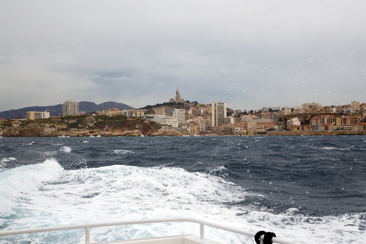 
Hier ist nun der Blick auf Marseille frei, oben auf dem Berg (der höchsten Erhebung von Marseille) kann man sehr gut die Wallfahrtskirche Notre-Dame de la Garde erkennen....
Auf unserer Fahrt am 25.03.2015 zu den Frioul-Inseln. 