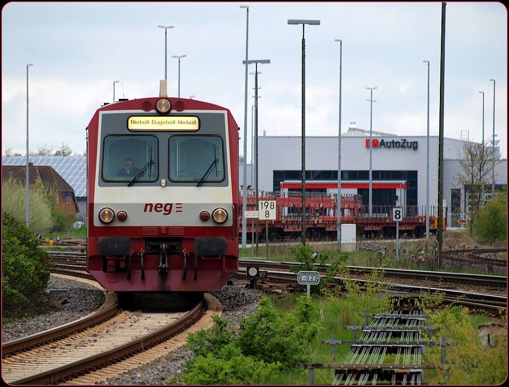 Hier wartet der Jenbacher T4(ÖBB 5047)der neg mit der Nummer 627 103-4 vor dem großen Bahnübergang in Niebüll um wieder in den Bhf gelassen zu werden. Im Hintergrund der DB Autozug Stützpunkt. Niebüll 08.05.2010