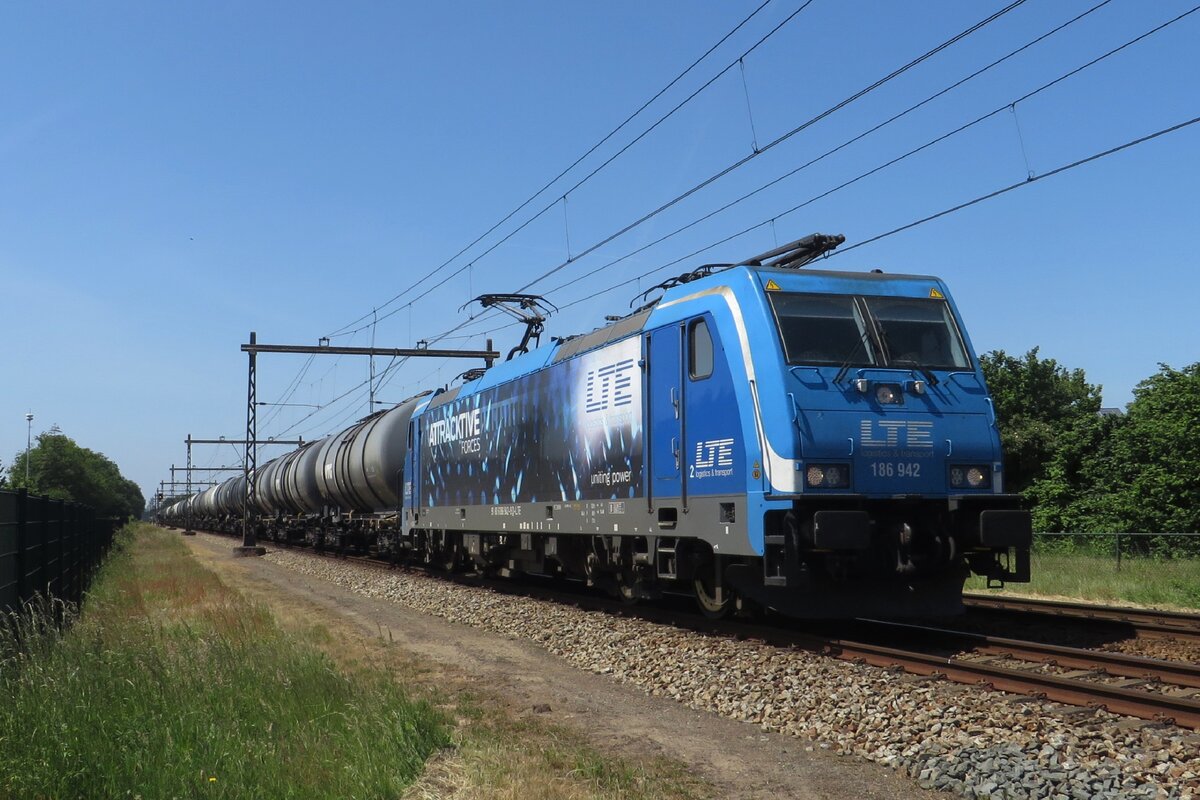 Hin-und-her Teil 1: Am 1 Juni 2023 schleppt LTE 186 942 ein Kesselwagenzug durch Alverna nach Nijmegen. Dort wird der Lok abgekuppelt und solo zurück nach Oss fahren um ein Leerzug zu schleppen. 