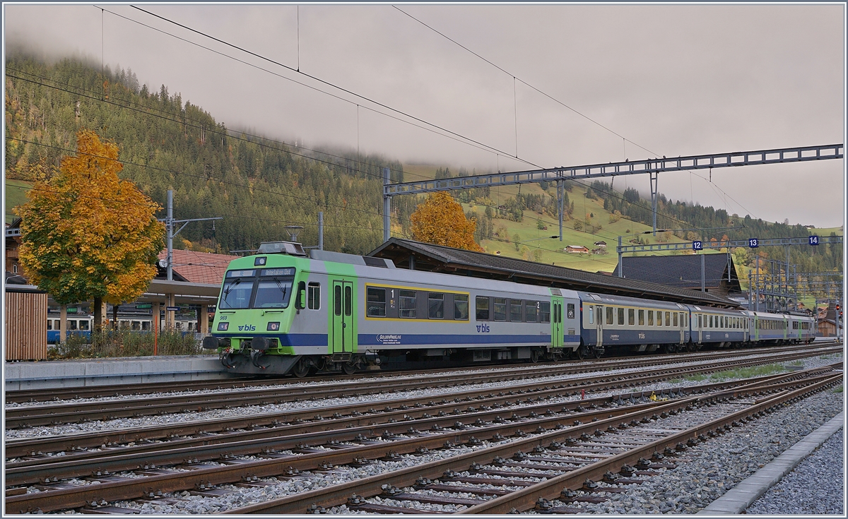 Hin und wieder kommen auch BLS RABe 565/566 Pendelzge in den sonst von Re 4/4 II / EW III belegten Umlauf der RE Zweisimmen - Interlaken. Im Bild ist ein solcher zu sehen, der als Besonderheit zudem noch ber zwei BLS EW I /II verfgt.

Zweisimmen, den 22. Okt. 2019