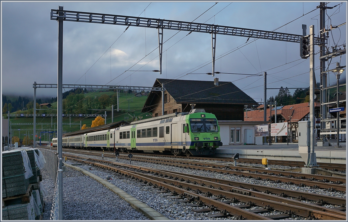 Hin und wieder kommen auch BLS RABe 565/566 Pendelzge in den sonst von Re 4/4 II / EW III belegten Umlauf der RE Zweisimmen - Interlaken. Im Bild ist ein solcher zu sehen, der als Besonderheit zudem noch ber zwei BLS EW I /II verfgt. 

Zweisimmen, den 22. Okt. 2019