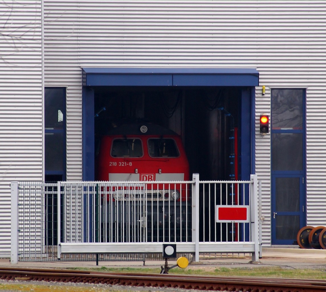 Hinter Gittern....218 321-8 eingesperrt in einer der Wartungshallen im DB AutoZug Bw in Niebüll. 02.04.2014