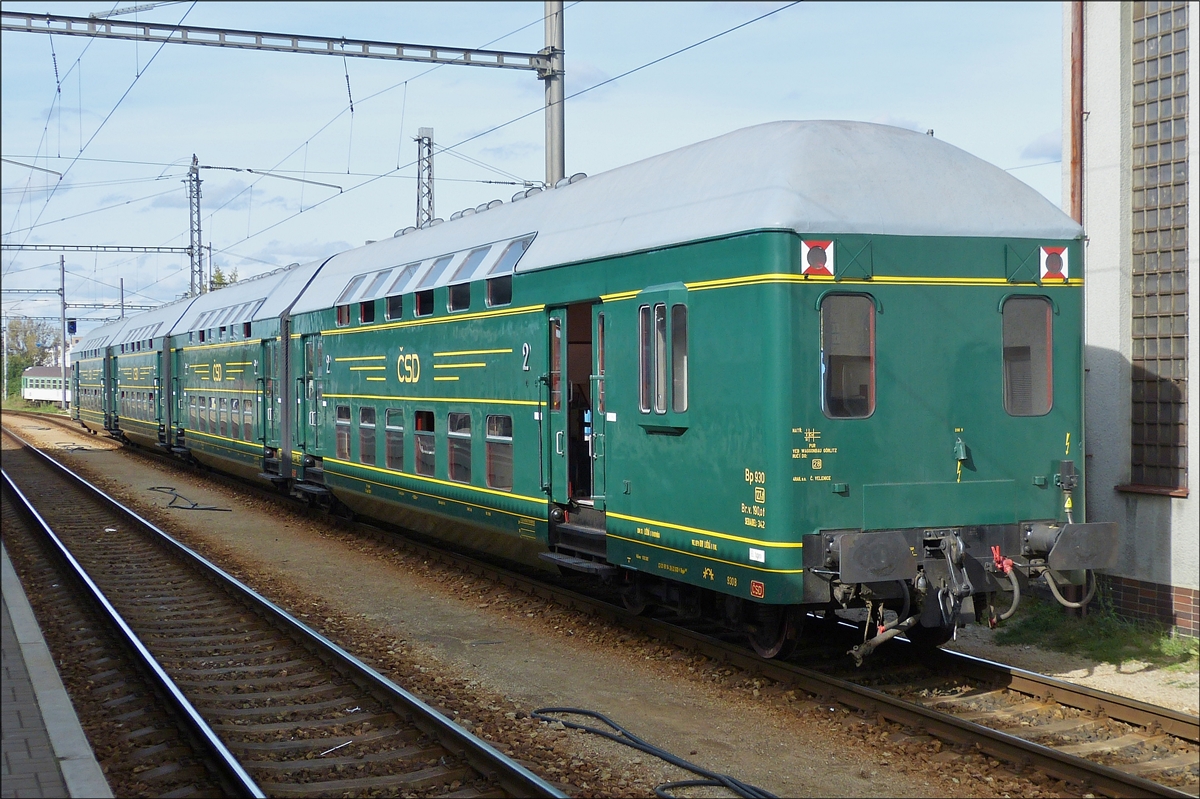 Historischer Personenwagen Bp 930 (CZ-CD 55 54 26-22 930-1 Bpjo) steht beim Bahnhofsfest in České Budějovice (Budweis) noch auf einem Nebengleis und wartet auf seinen Einsatz. 22.09.2018