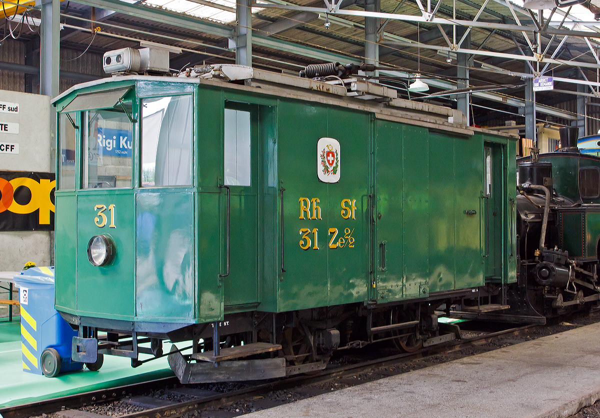 Historischer Straenbahn-Posttriebwagen ex RhSt Ze 2/2  Nr. 31 (Rheintalische Strassenbahnen, zuvor Strassenbahn Altsttten–Berneck) heute bei der Museumsbahn Blonay–Chamby, hier  am 27.05.2012 im Museum Chaulin.  

Der Triebwagen wurde von SIG (Schweizerische Industrie-Gesellschaft, Neuhausen am Rheinfall) 1914 gebaut, die elektrische Ausrstung lieferte BBC. Fr den Bau wurde Untergestell des Wagens Ce 1/2 Nr. 4 (Baujahr 1897 von MAN, Alioth, MFO) verwendet.  Er diente dann dem Posttransport vom SBB-Bahnhof zur Post in Altsttten. Der Wagen erhielt 1941 einen zweiten Fahrmotor aus einem abgebrochenen Wagen (5 oder 6). Nachdem die Post in Altsttten neu gebaut worden war, wurden die Posttransporte 1959 auf die Strae verlegt und der Triebwagen wurde nicht mehr bentigt. So gelangte 1967 als eines der ersten Fahrzeuge zur Museumsbahn Blonay–Chamby.

TECHNISCHE DATEN: 
Type:  Ze 2/2 (bis 1931 Ze 1/2)
Spurweite: 1.000 mm 
Lnge: 7.000 mm 
Triebraddurchmesser: 840 mm (neu)
Eigengewicht: 6 t  
Zuladung: 5 t
Ladeflche: 8 m
Leistung: 2 x 16 kW = 32 kW (44 PS), bis 1941 1 x 16 kW
Getriebebersetzung: 1:4,55
Hchstgeschwindigkeit: 30 km/h
Stromsystem:1000 Volt DC (Gleichstrom)
Stromabnehmer: Lyrastromabnehmer

Neben diesem ehemaligen Fahrzeug der Rheintalische Strassenbahnen ist noch ein weiteres Fahrzeug, der Ce 2/4 11, erhalten geblieben. Dieser ging an die Tram Locarno, 1960 ging er an die SSIF als Ce 2/4 4. Heute steht er als Denkmal in Santa Maria Maggiore, siehe auch http://hellertal.startbilder.de/bild/italien~privatbahnen~vigezzina-centovallibahn-ssif-und-fart/577066/der-ssif-ce-24-nr4-denkmal-triebwagen.html


