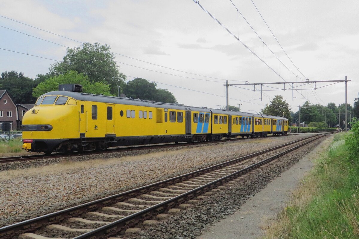 Historischer Triebzug 151 der CREW21454 durchfahrt am grauen 10.Juli 2021 Wijchen.