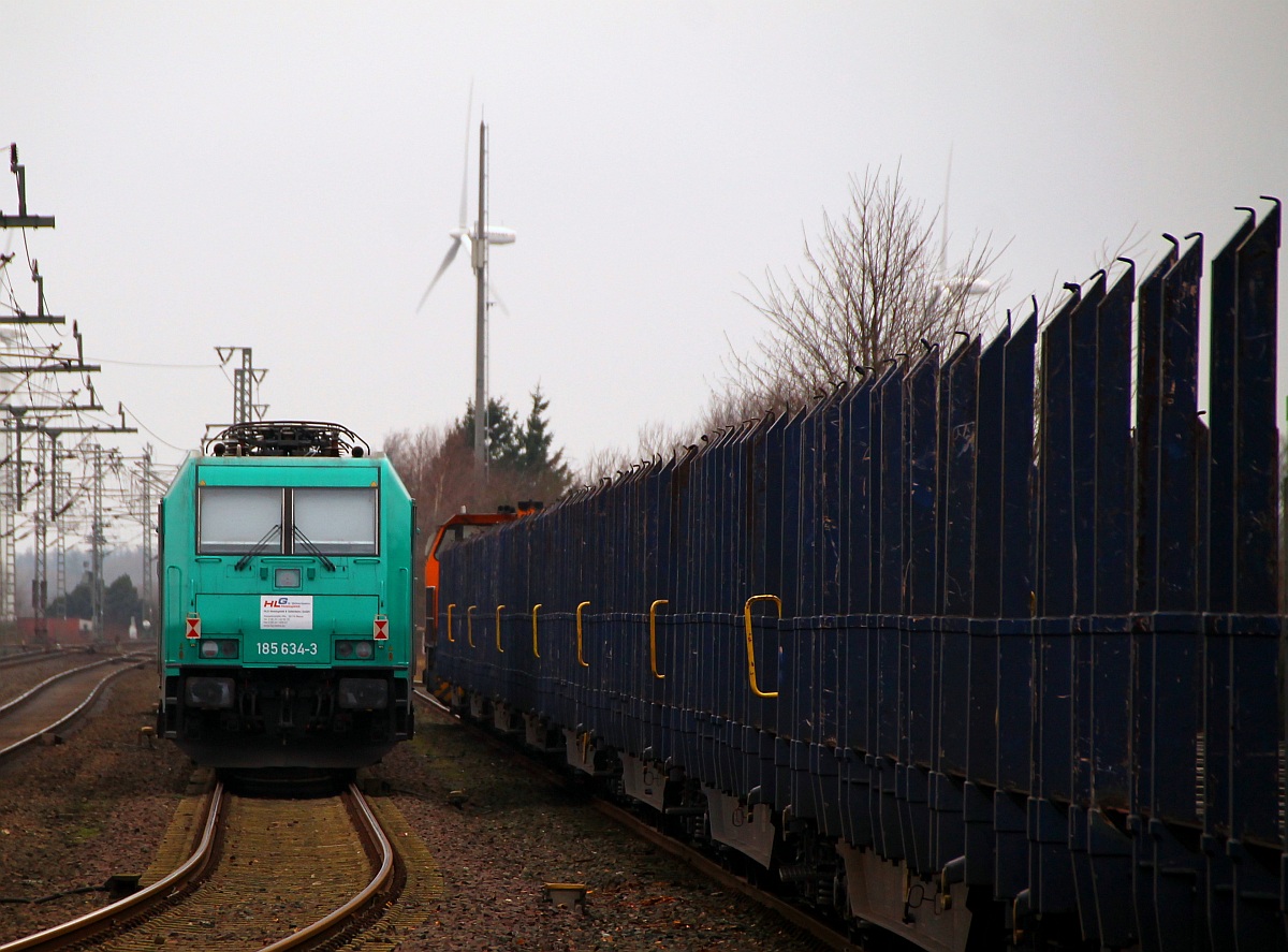 HLG 185 634-3 abgestellt an der Ladestrasse im Bhf Jübek, den ganzen Tag wird erneut Holz verladen. Jübek 16.12.2013