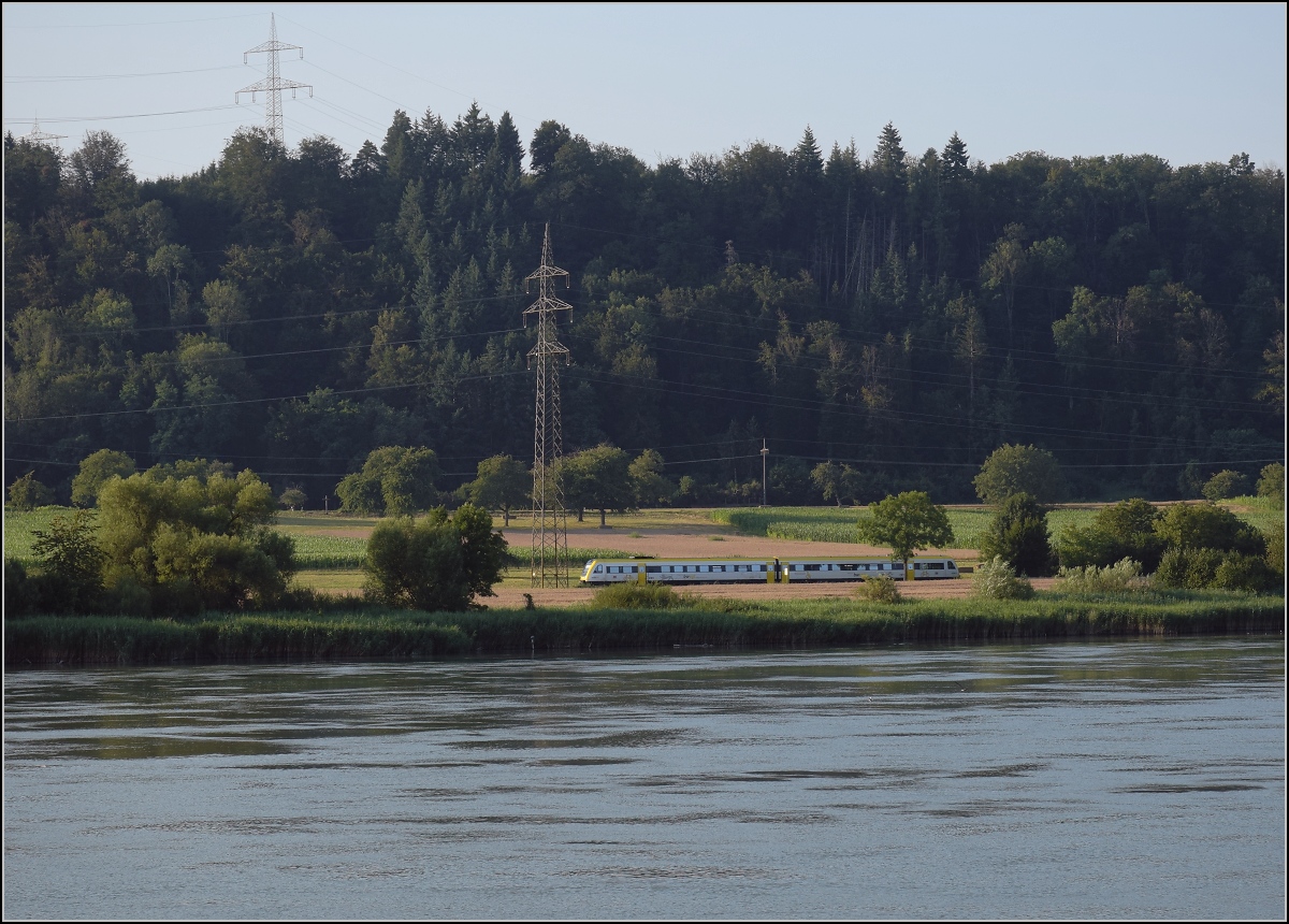 Hochwasser am Hochrhein.

Dem Dinkelberg sieht man seine Größe bei Schwörstadt kaum an. Geologisch gehört dieser nicht zum Schwarzwald sondern vielmehr zum Jura. Davor sehen das Oberwasser des Kraftwerks Ryburg-Schwörstadt und der 612 fast lieblich aus. Möhlin, Juli 2021. 