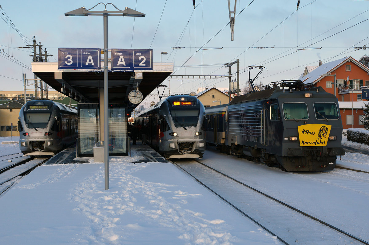 Höfner Narrenfahrt 2017
SOB: Die Fasnacht 2017 wurde am 6. Januar 2017 mit der 40. Höfner Narrenfahrt eröffnet. Diese Fahrt ins Blaue, die jedes Jahr am Dreikönigstag durchgeführt wird, begann um 12:30h in Wollerau und führte bei herrlichem Winterwetter bis nach Urdorf Weihermatt, wo der Narrenzug pünktlich um 15:08h eintraf.
In Samstagern kam es zu einer seltenen Begegnung zwischen zwei S-Bahnen und dem Extrazug mit der Re 446-017.
Foto: Walter Ruetsch