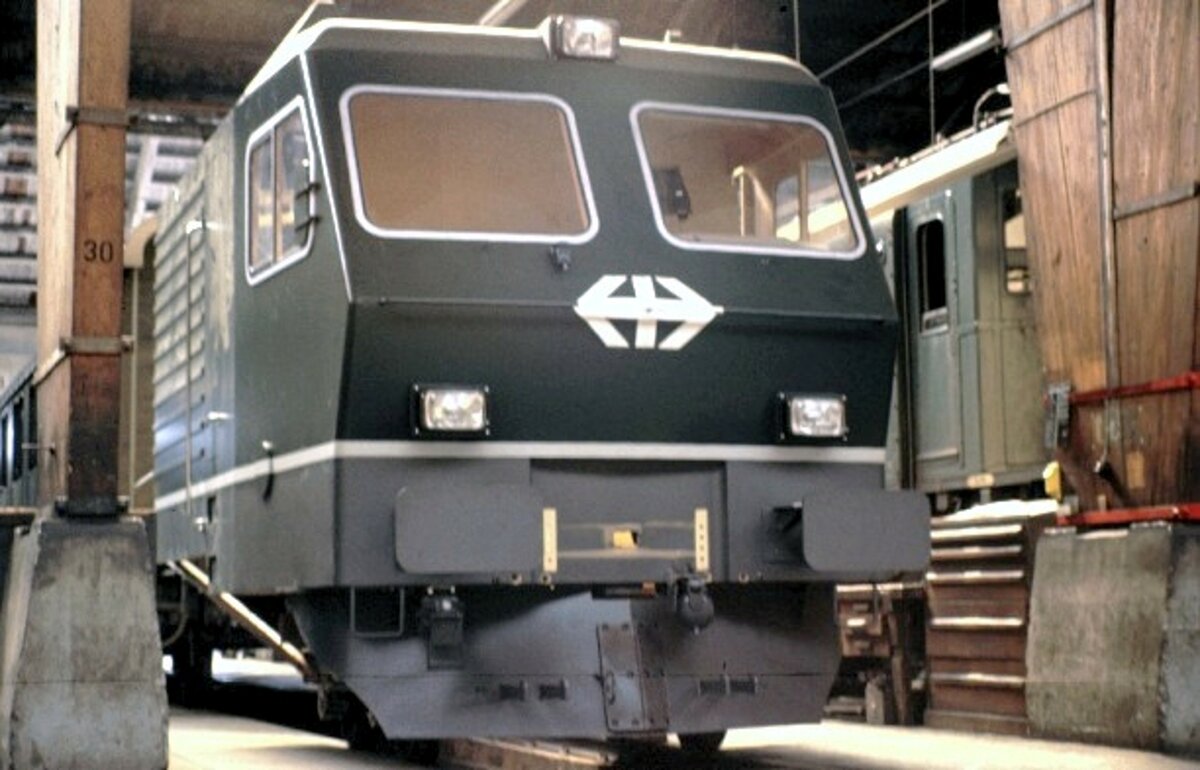 Holzmodell der Kabinenfront der geplanten Tr 4/4 IV. Lokführer konnten dort Probesitzen und ihre Meinung bzw. Wünsche äußern. In Bern am 24.08.1980.