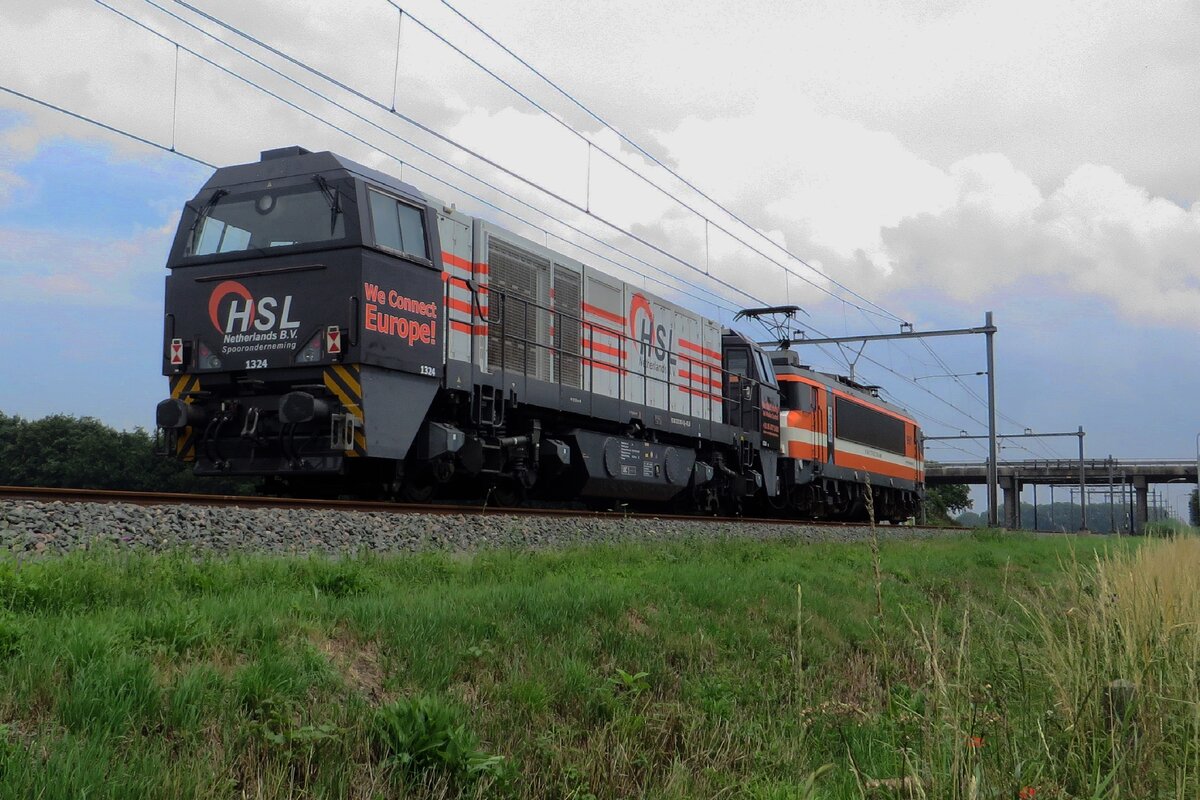 HSL 1324 passiert als geschleppter Lok Niftrik am 4 Juli 2021.