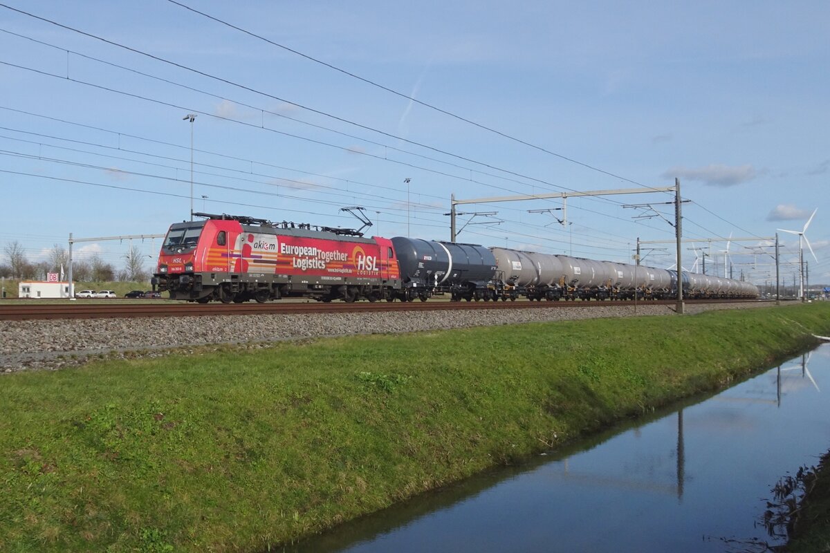 HSL 186 382 zieht ein Kesselwagenzug durch Valburg am 15 März 2023.