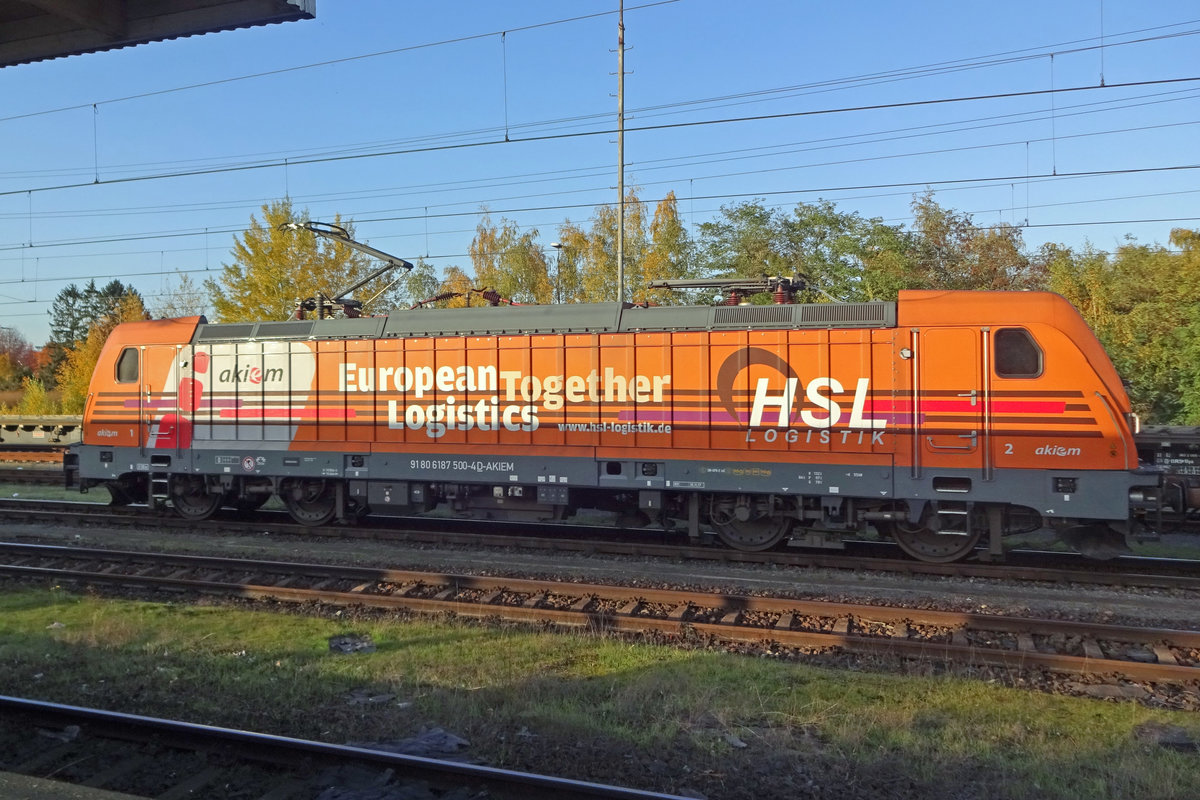 HSL 187 500 treft  mit ein Gaskesselwagenzug am 8 November 2019 in Emmerich ein.