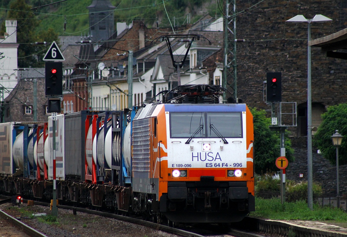 HUSA 189 096-1/ES 64 F-996 rauscht hier mit einem Gz durch Kaub am Rhein. 14.09.2013