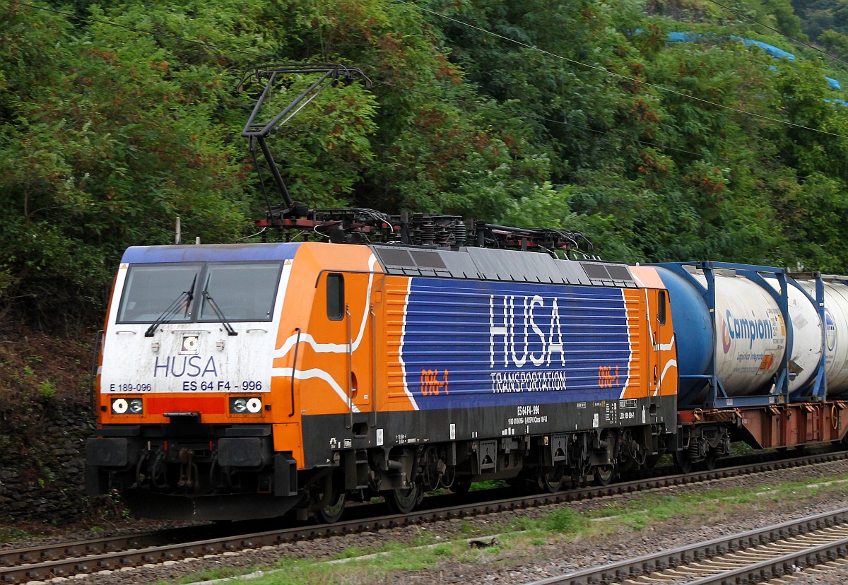 HUSA 189 096-1/ES 64 F4-996 fuhr am 15.09.2013 mit einem  Campioni  Gefahrgutzug durch Kaub/Rhein.