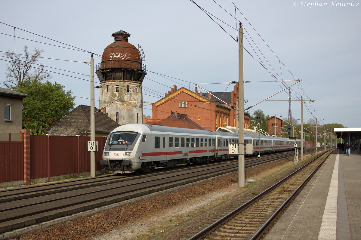 IC 1921 von Berlin Hbf (tief) nach Köln Hbf, bei der Durchfahrt in Rathenow und geschoben hatte die 101 017-2. 17.04.2014