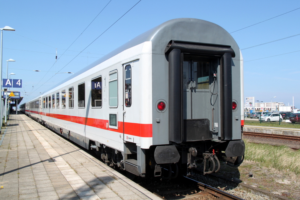 IC 2409(Warnemnde-Dsseldorf)stand am 19.04.2015 noch ohne Lok im Bahnhof Warnemnde.