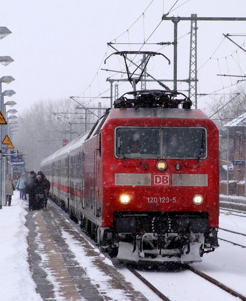 IC 2417 wurde am Sonntag von 120 123-5(Verl/MH/02.08.2013)gezogen. Schleswig im Schnee am 10.03.2013