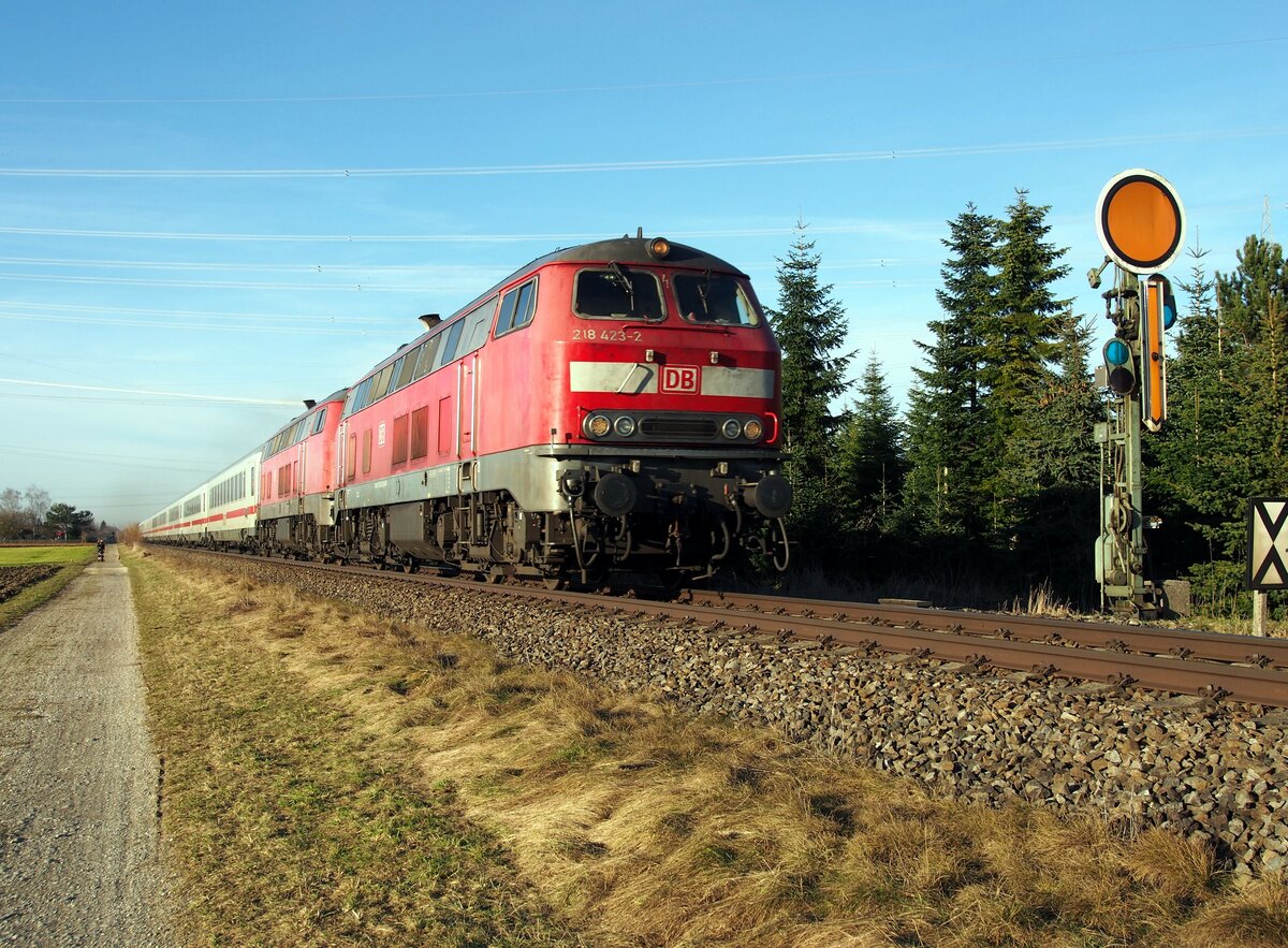 IC Allgäu 2013   218-Doppel rot:  218 423-2 und eine weitere 218 bei Bellenberg am 20.02.2021.