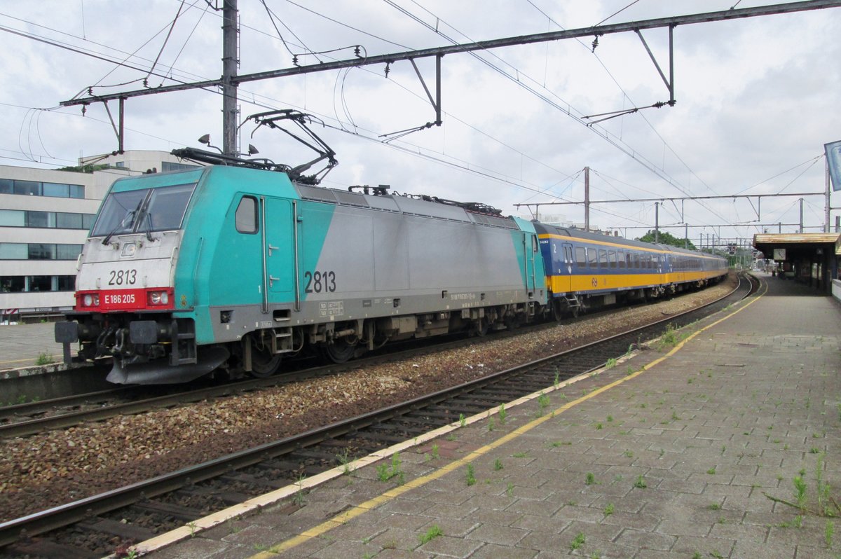 IC-Benelux mit 2813 steht am 18 Juni 2014 in Antwerpen-Berchem.