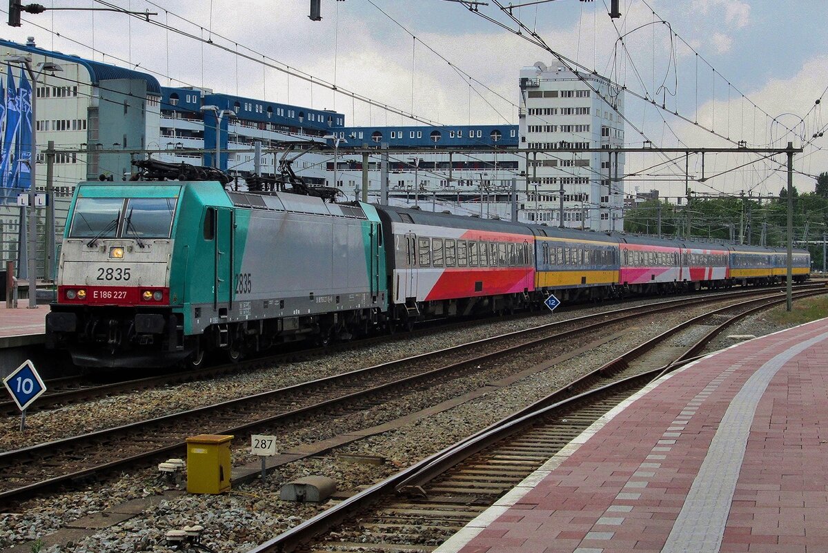 IC-Beneluz mit 2835 treft am 16 Mai 2016 in Rotterdam Centraal ein. Das Zeitalter der TRAXXen mit ICR ist ab Dezember 2025 vorbei.