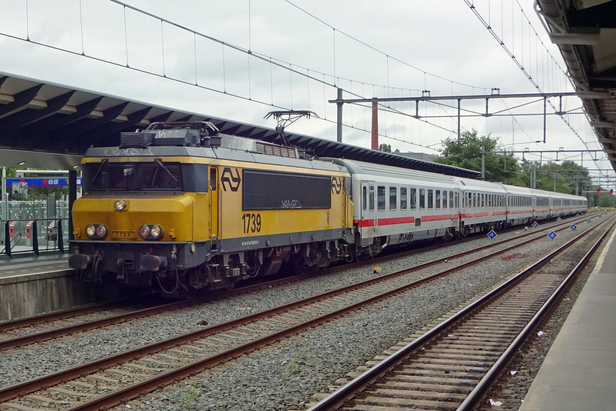 IC-Berlijn durchfahrt Apeldoorn mit 1739 an der Spitze am 15 Juli 2019. 