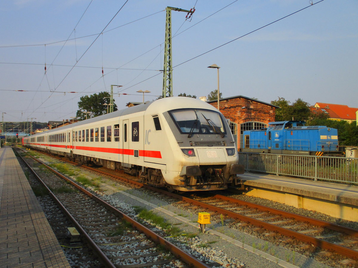 IC Berlin Südkreuz-Binz,am 08.August 2020,beim Halt in Bergen/Rügen.Am Lokschuppen die PRESS 293 021.