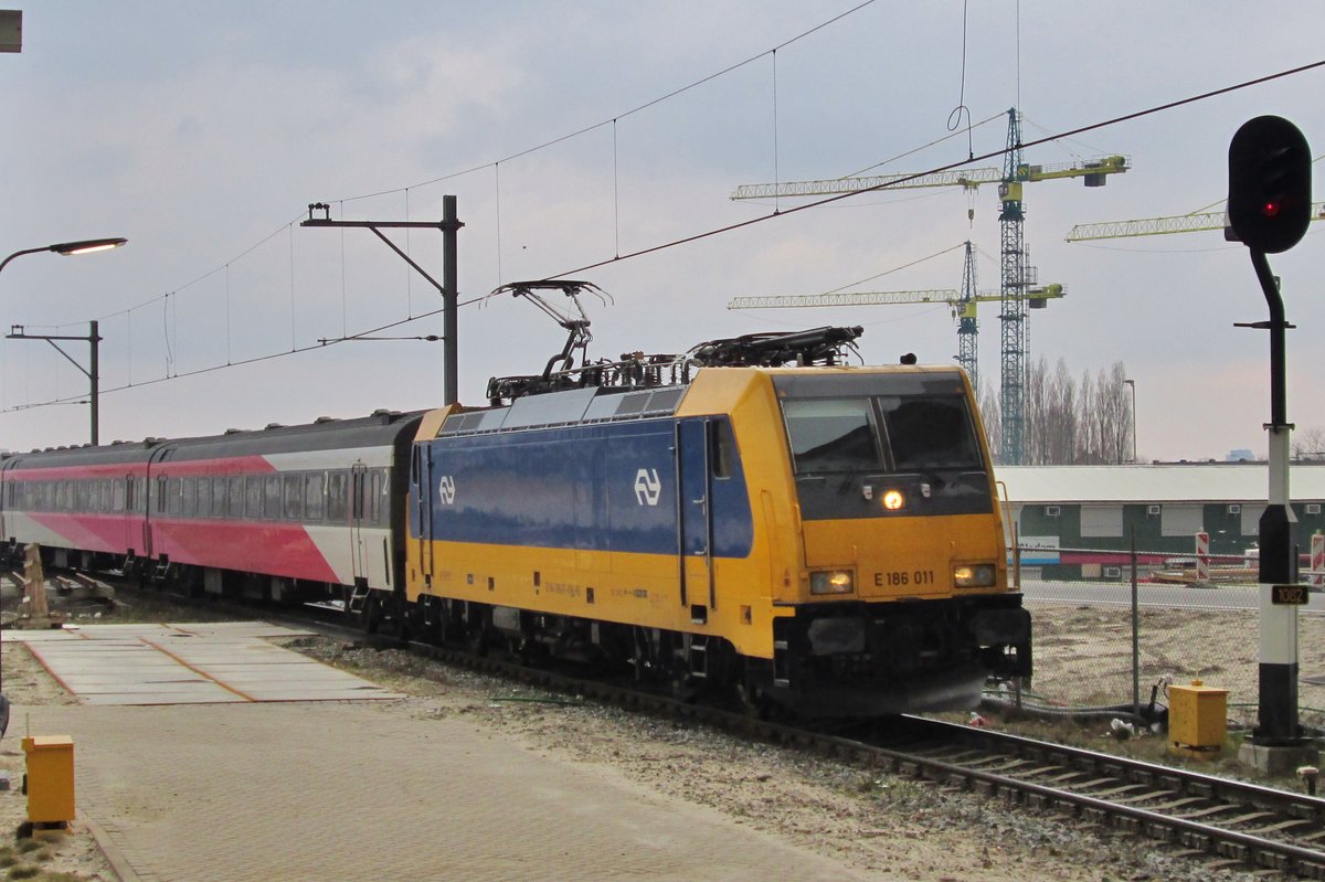IC-Direct mit 186 011 treft am grauen 14 Februar 2014 in Breda ein.