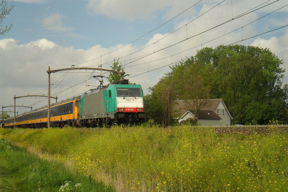 IC-Direct mit 186 214 durchfahrt am 26 April 2019 Oisterwijk.