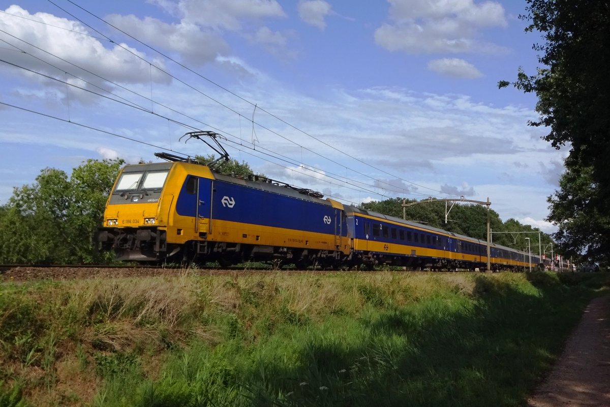 IC mit 186 034 durchfahrt Tilburg am 30 Juli 2019. 