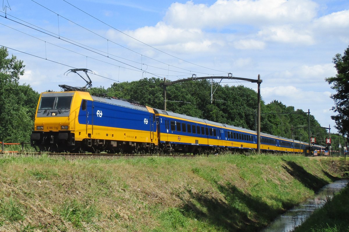 IC mit 186 114 passiert am 10 Juni 2017 Tilburg Oude Warande.