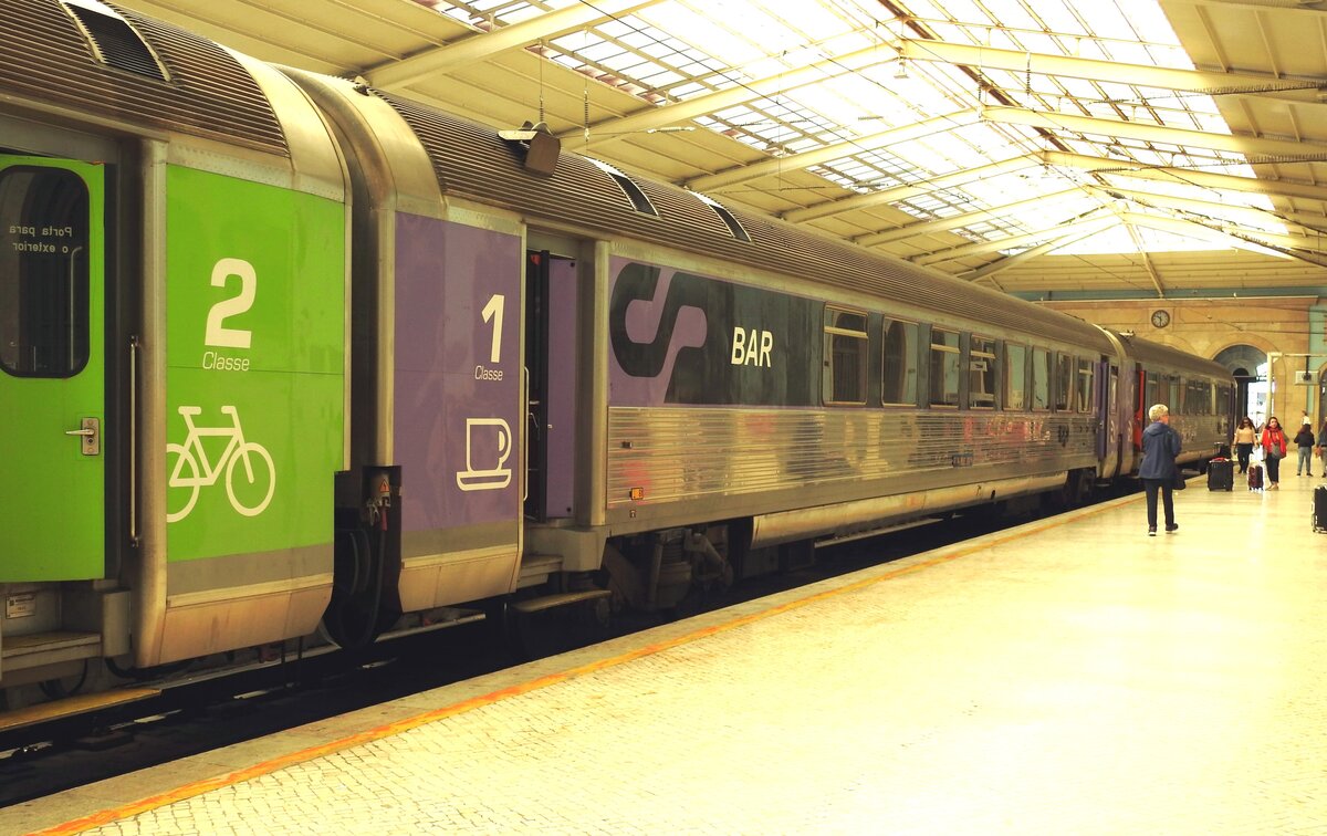 IC Reisezugwagen und Barwagen im Bahnhof Santa Apolonier in Lissabon am 13.05.2018.