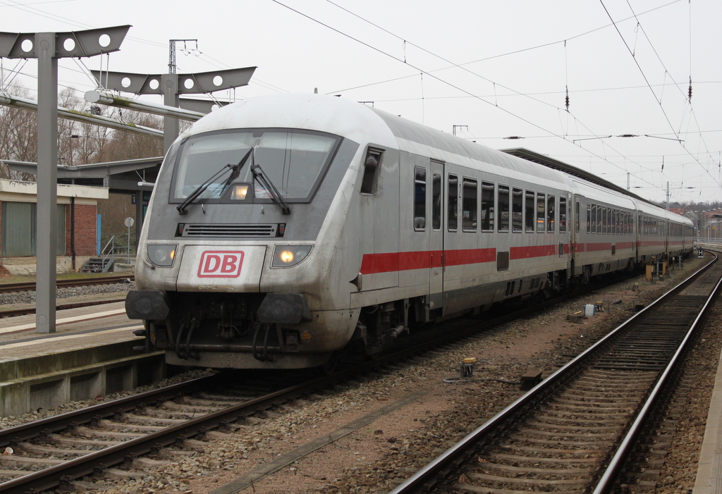 IC-Steuerwagen(Bpmbdzf)mit extra groem DB-Logo als IC 2212 von Koblenz Hbf nach Ostseebad Binz kurz vor der Ausfahrt im Rostocker Hbf.05.02.2016