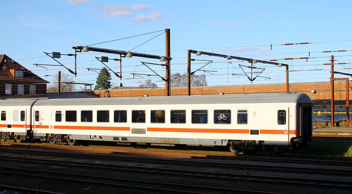 IC Wagen Bpmmbdz 248.1 61 80 84-91 104-8 als Schlußläufer des Wagenzuges, Pattburg 03.04.2023
Im Hintergrund läuft gerade der Zementleerzug aus Taulov mit den Dieselloks MY 1146 + 1831 + 1833 ein.