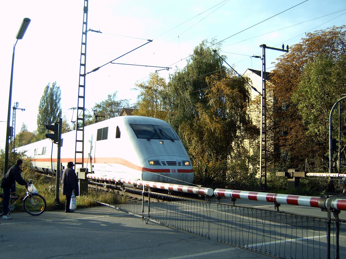 ICE 1 am Bahnübergang Finninger Strasse in Neu-Ulm am 22.10.2005. Kurze Zeit später wurde der Übergang aufgelöst und durch eine Brückenüberführung abgelöst - besser gesagt, durch zwei Brücken: eine für ußgänger und Radfahrer und eine für Autos.
