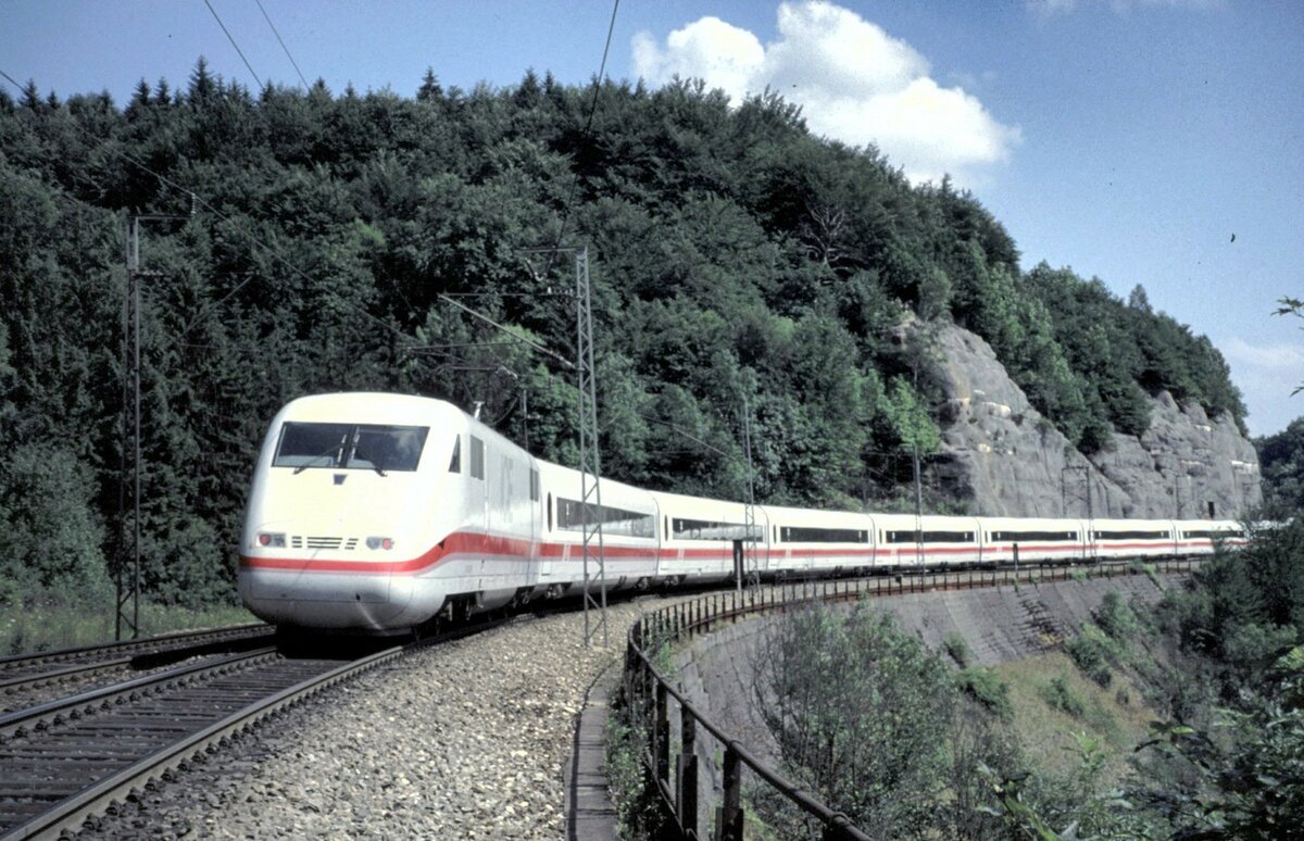 ICE 1 auf dem Mühltalfelsendamm der Geislinger Steige im Juli 1991.