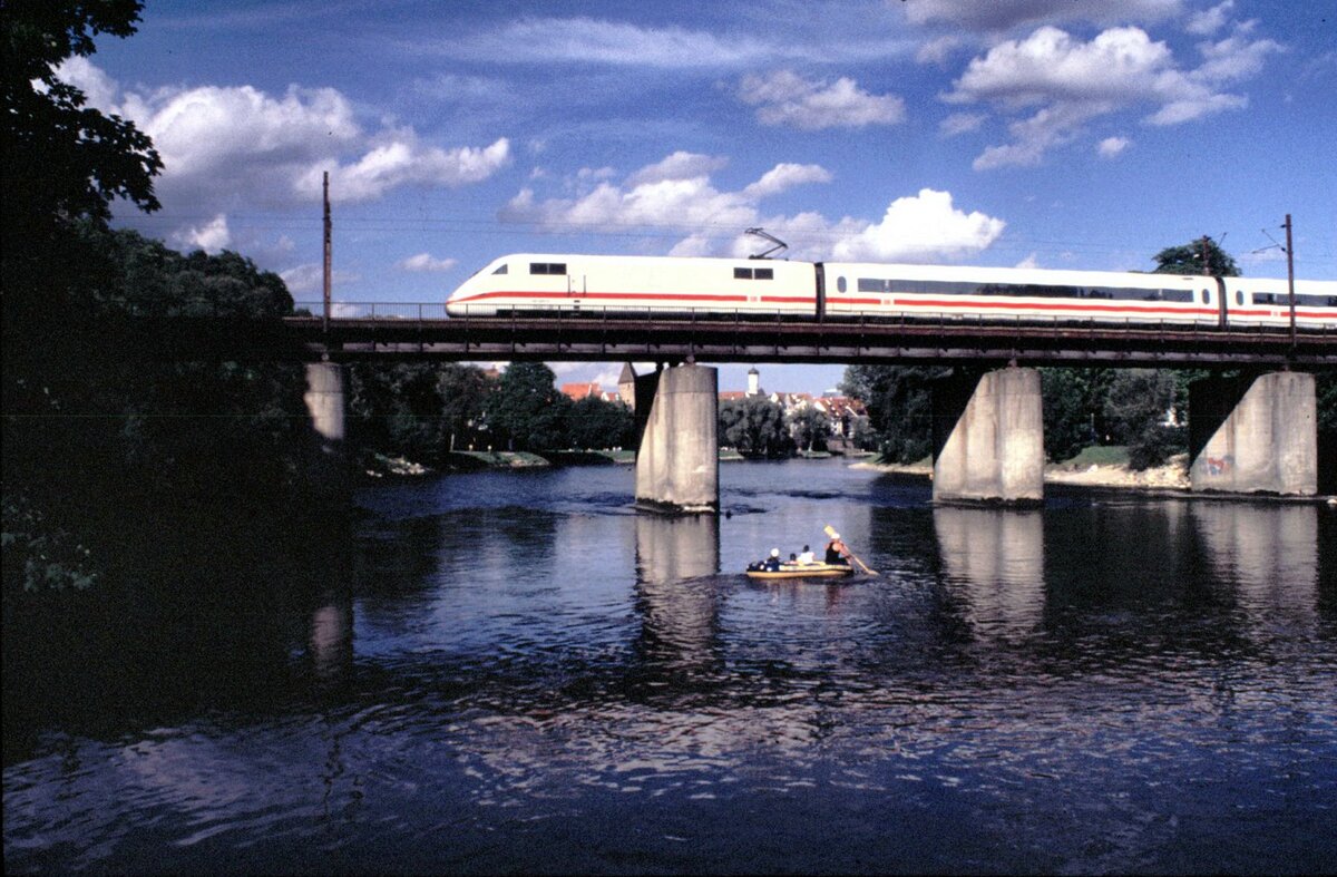 ICE 1 auf der Donaubrücke in Ulm am 26.08.2001.