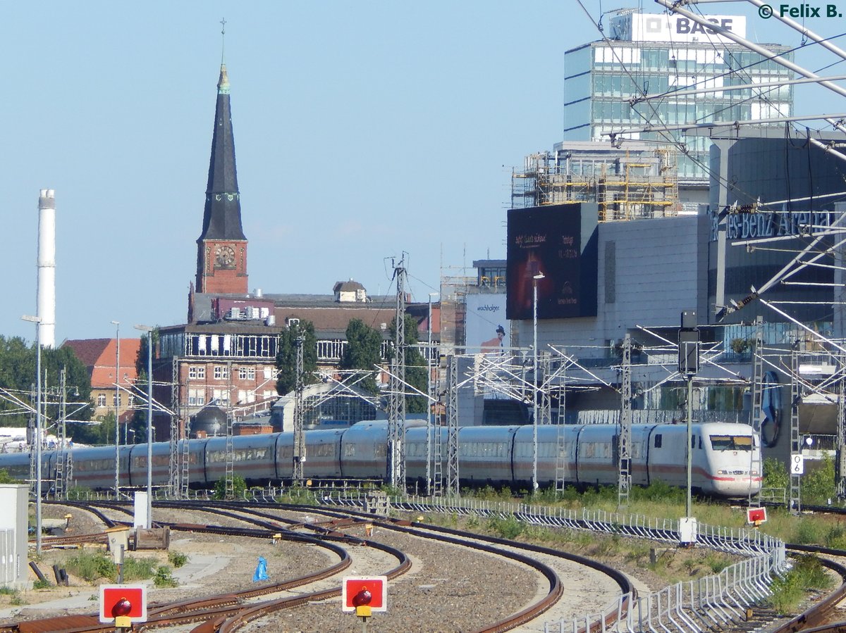 ICE 1 in Berlin bei der Einfahrt in den Ostbahnhof.