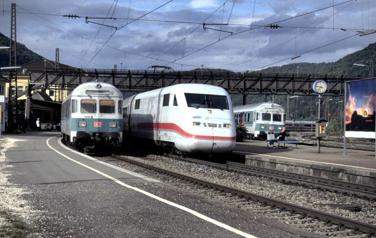 ICE 1 eingerahmt von Steuerwagen der Bauart Karlsruhe in Geislingen/Steige am 27.09.2001.