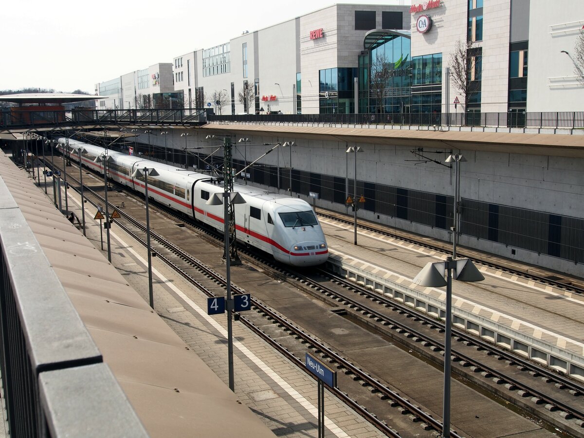 ICE 1 fährt im Bahnhof von Neu-Ulm in Richtung München durch am 10.04.2015.