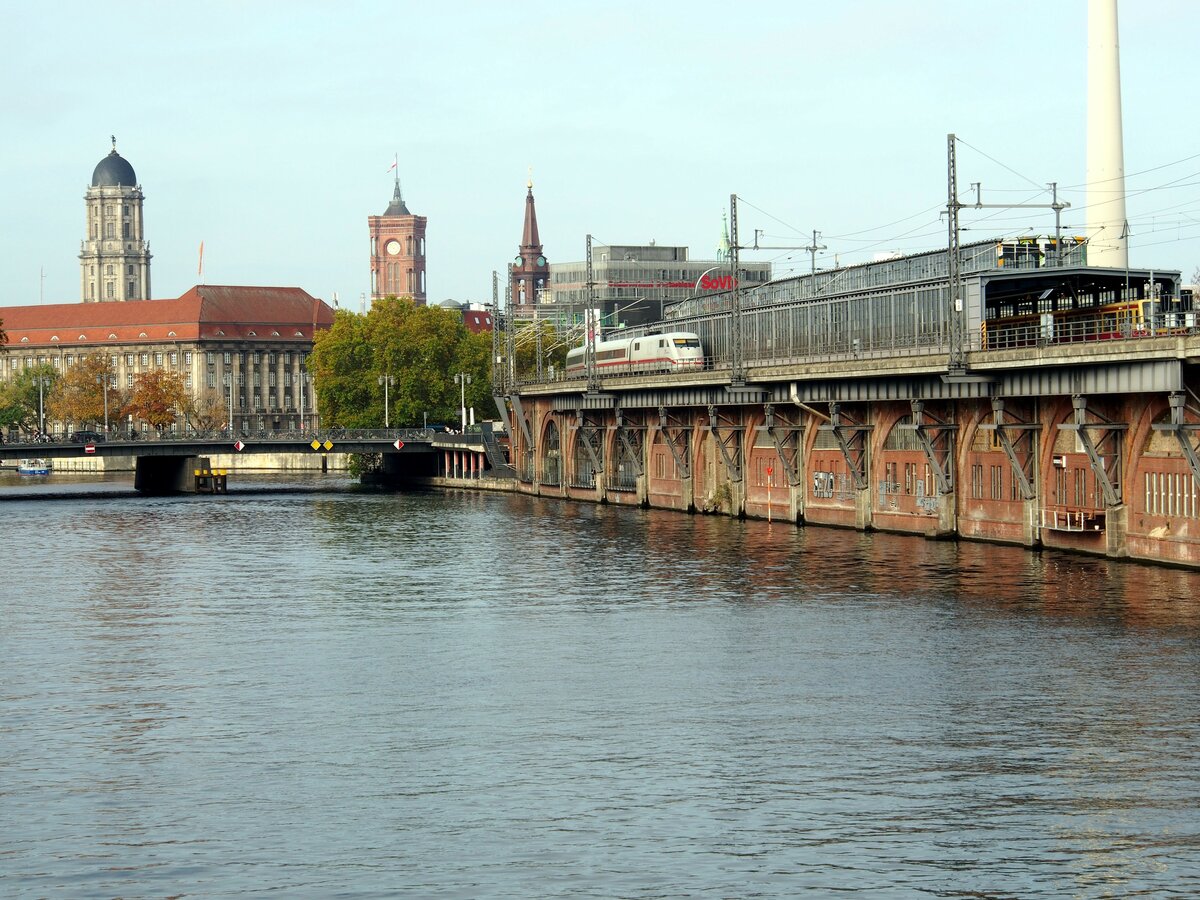 ICE 1 hat gerade die Station Holzmarkt durchfahren und befindet sich auf der Jannowitzbrücke in Berlin am 23.10.2019.