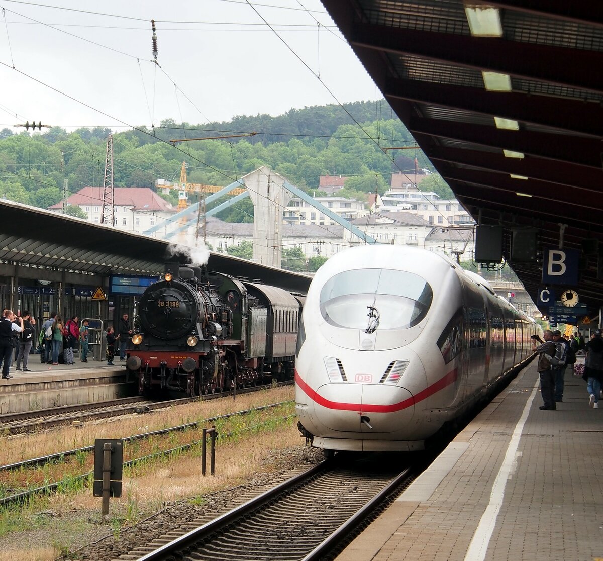ICE 3 Velaro D neben Dampfzug mit 38 3199 in Ulm am 05.06.2016,