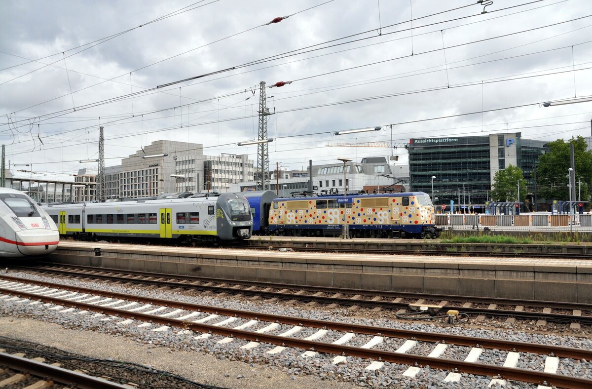 ICE 4 (9043) und 440 107 agilis und ZUG 111 223-4 (91 80 6 111 223-4 D-ZUG SMART Rail) mit Entlastungszug in Ulm am 20.08.2022.